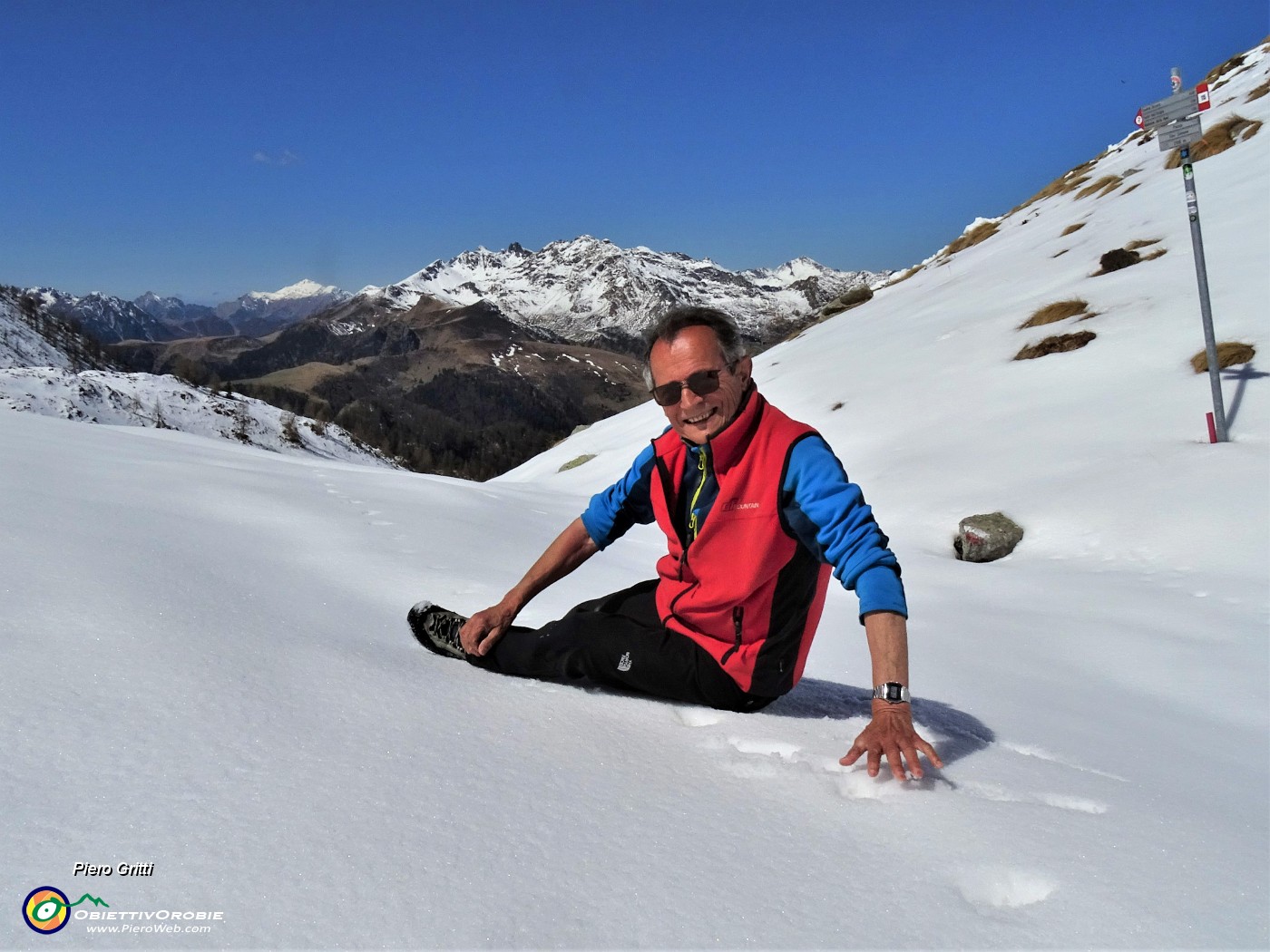 03 Al Passo di San Simone (2016 m) con vista verso la regione del San Marco.JPG -                                